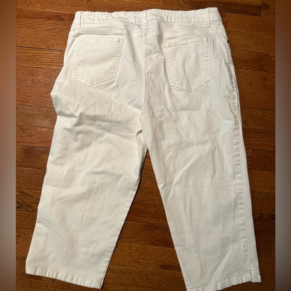 White denim stretch capris. Bill blass brand. Size 16P - Picture 2 of 3